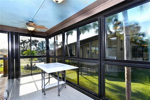 sunroom with ceiling fan