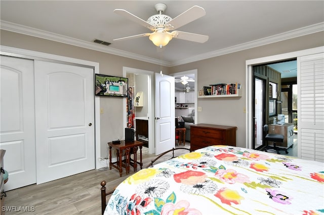 bedroom featuring ceiling fan, ornamental molding, light hardwood / wood-style flooring, and a closet