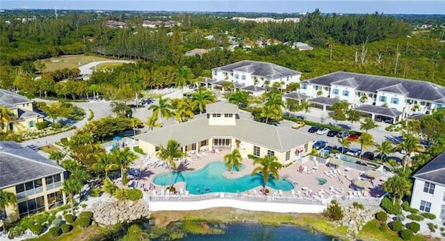 birds eye view of property featuring a forest view