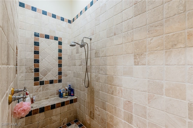 bathroom featuring a tile shower