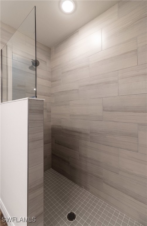 bathroom featuring tiled shower