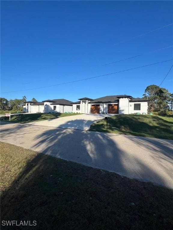 view of front of property with a front yard