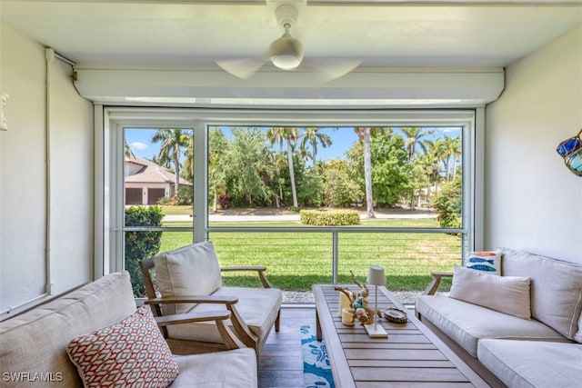 sunroom with ceiling fan