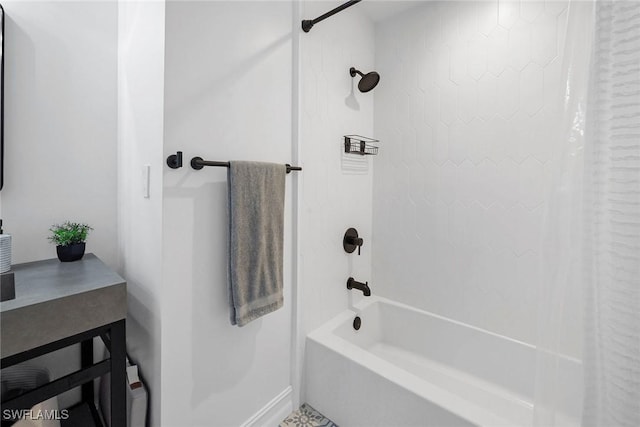 bathroom with shower / tub combo