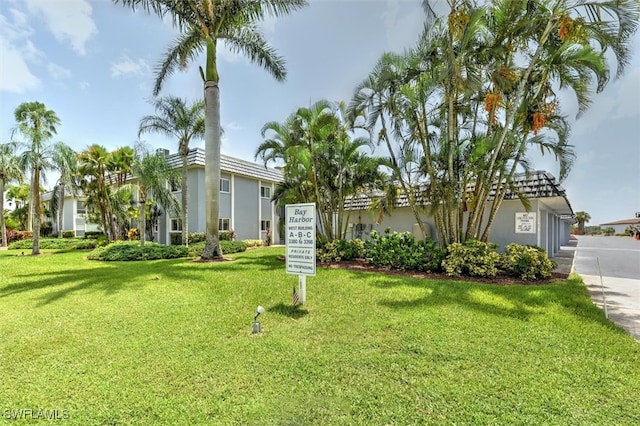 view of front of home featuring a front yard