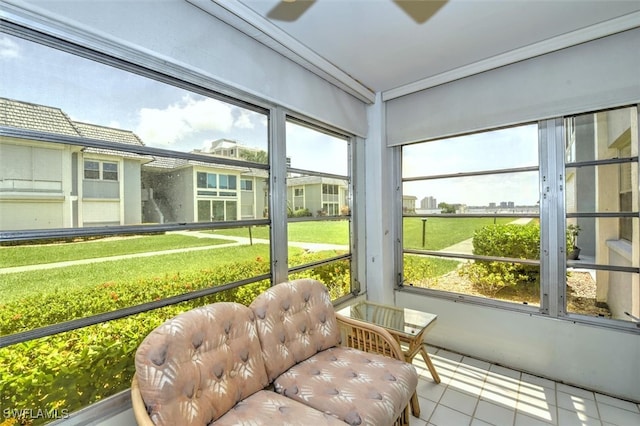 sunroom with ceiling fan