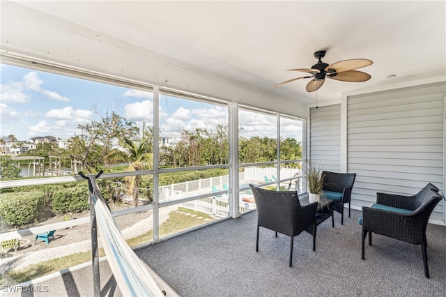 sunroom with ceiling fan