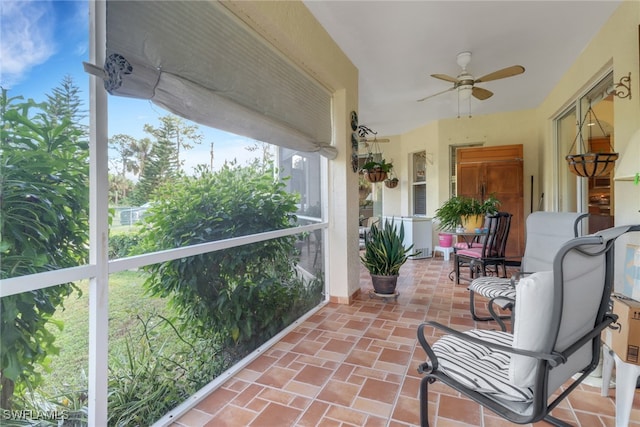 sunroom with ceiling fan