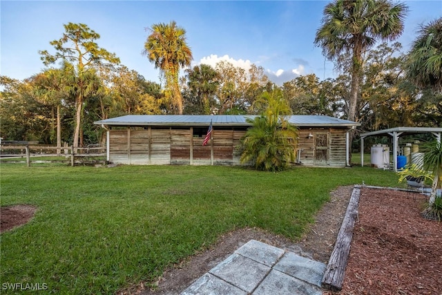 view of yard featuring an outbuilding