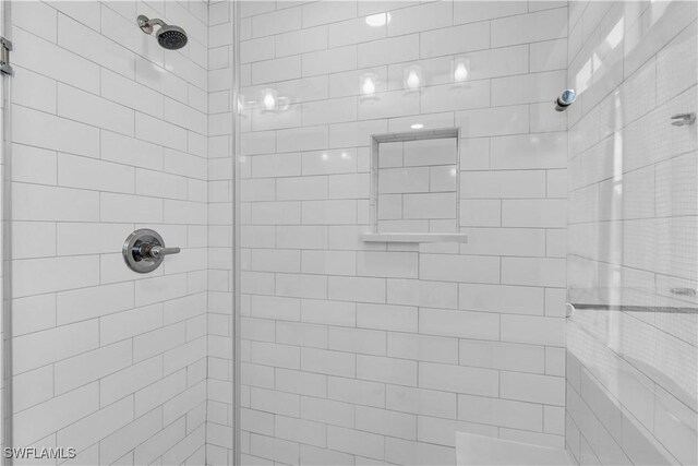 bathroom featuring a tile shower