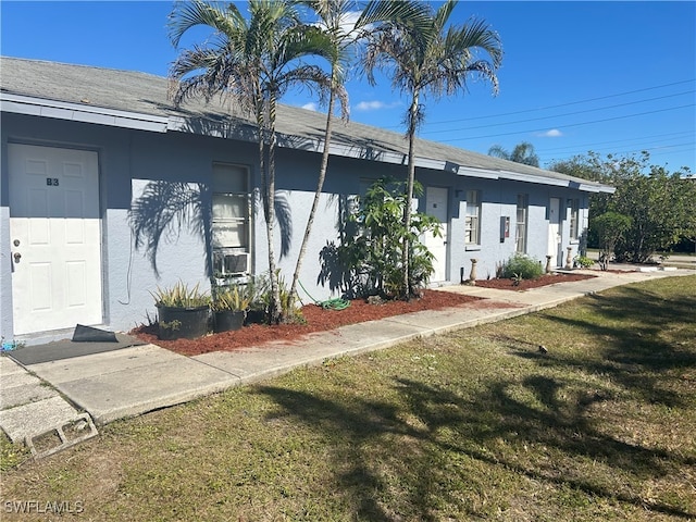 view of front of property featuring a front yard