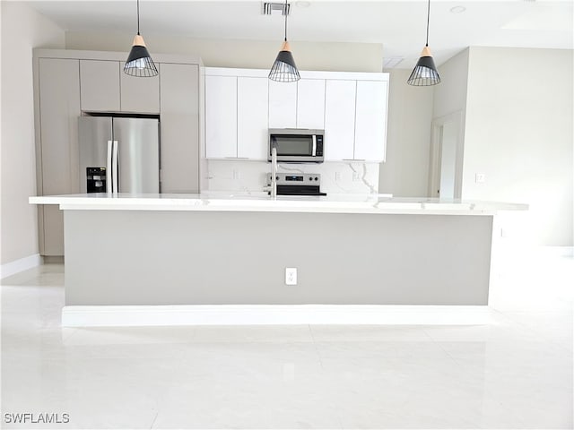 kitchen with a kitchen island with sink, stainless steel appliances, and hanging light fixtures