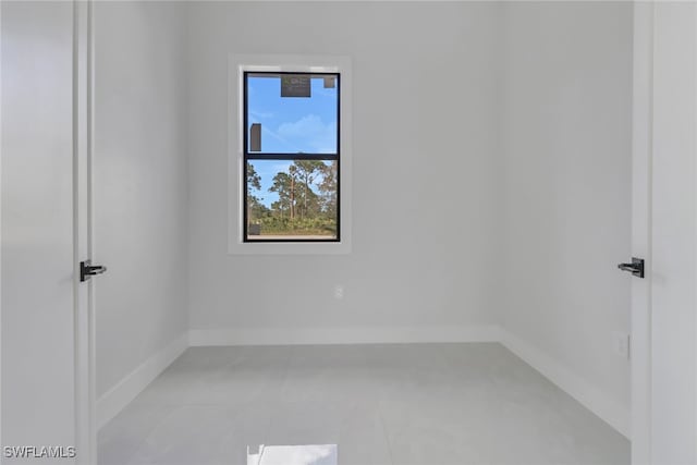 unfurnished room featuring light tile patterned floors