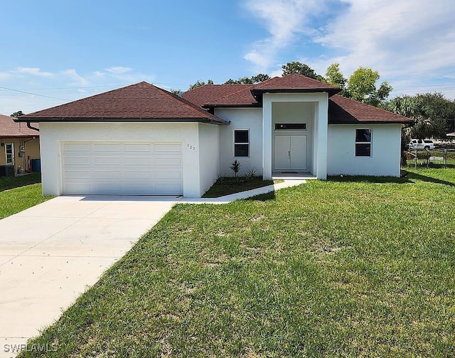 view of front facade featuring a garage and a front yard