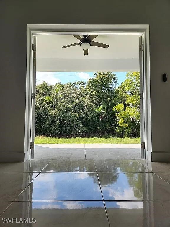 entryway with ceiling fan