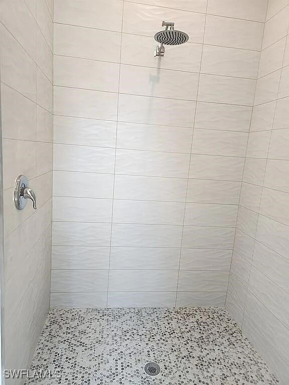 bathroom featuring tiled shower