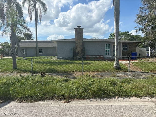 view of front of property featuring a front lawn