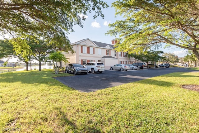 view of front of property featuring a front lawn