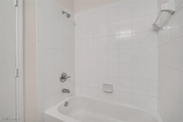 bathroom featuring tiled shower / bath combo