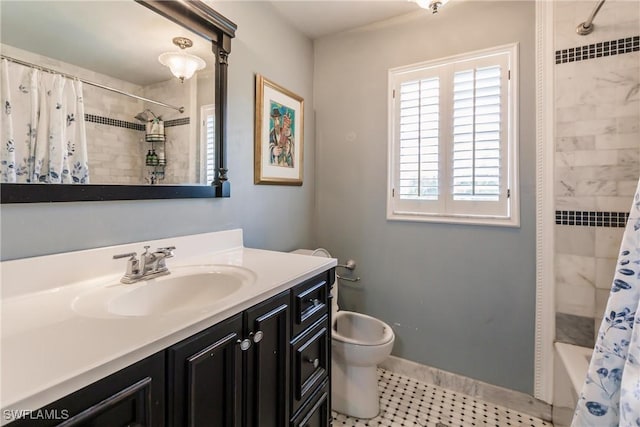 full bath with shower / bath combo, baseboards, vanity, and toilet