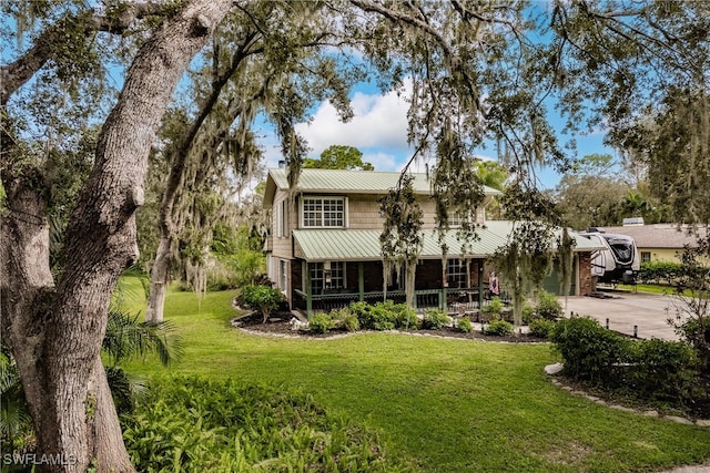 view of front of property featuring a front yard