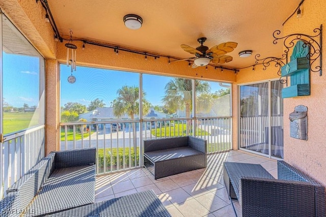 sunroom with ceiling fan