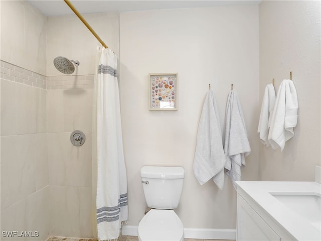 bathroom with a shower with shower curtain, vanity, and toilet