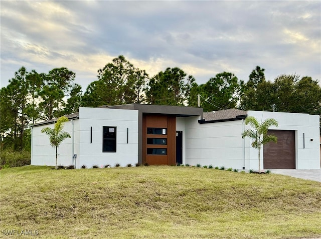 view of front facade with a garage and a front yard