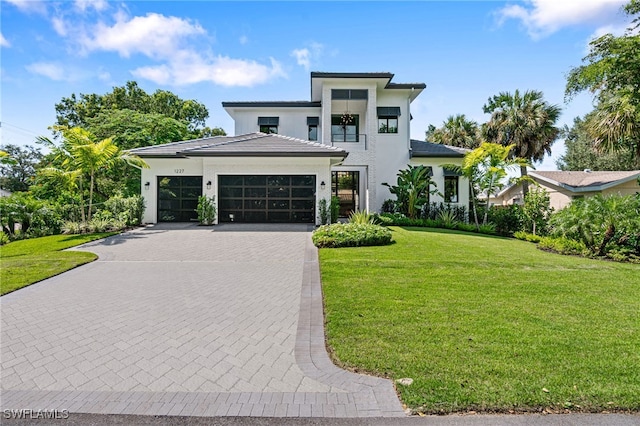 view of front facade featuring a front lawn