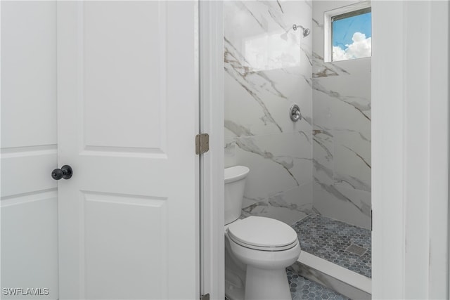 bathroom featuring toilet and tiled shower