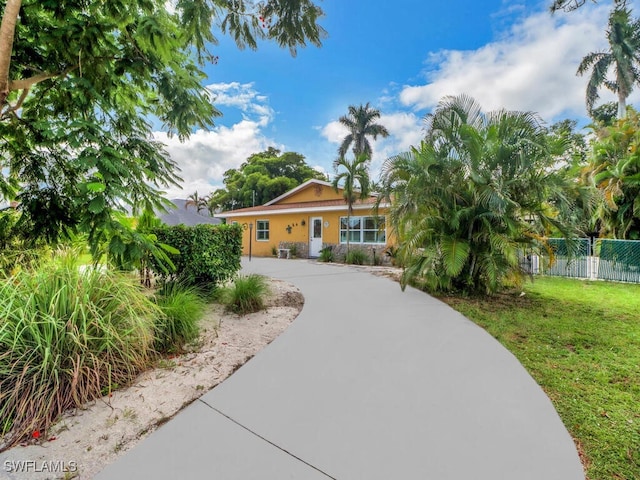 view of front of house featuring a front lawn