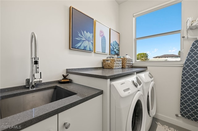 washroom with sink and independent washer and dryer