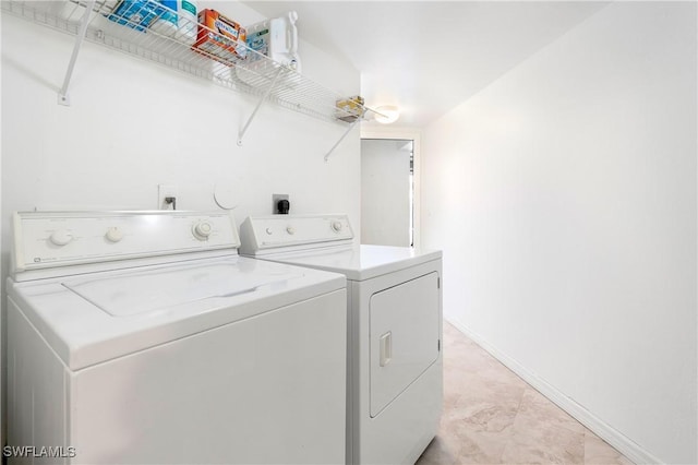 washroom featuring ceiling fan and separate washer and dryer