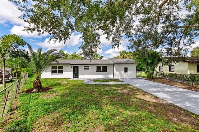 ranch-style home featuring a front lawn