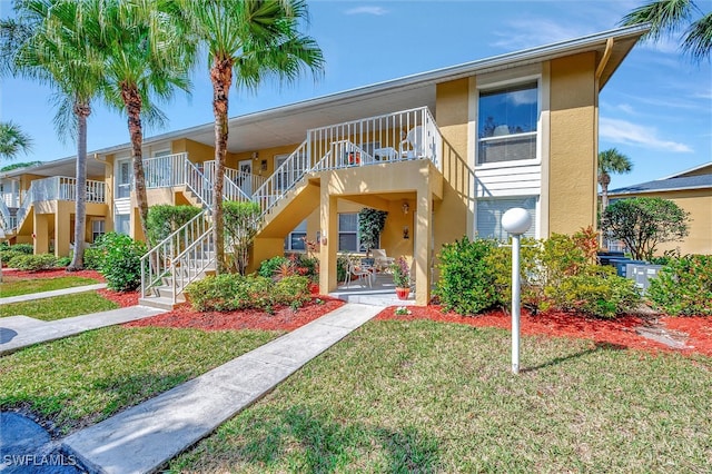 view of front of property with a front yard