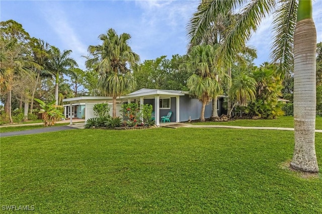 view of front of house featuring a front yard