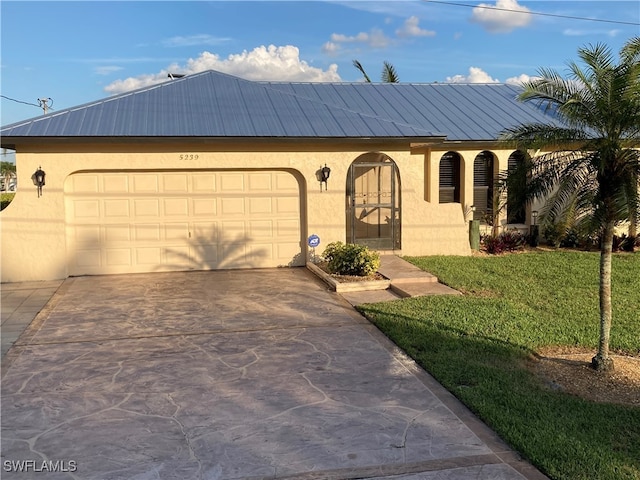 view of front of property featuring a front lawn and a garage