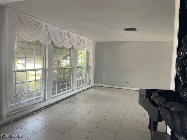 empty room featuring light tile patterned floors