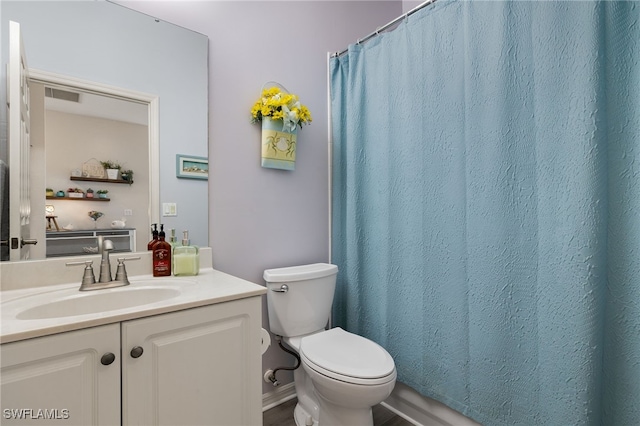 bathroom with a shower with curtain, vanity, and toilet