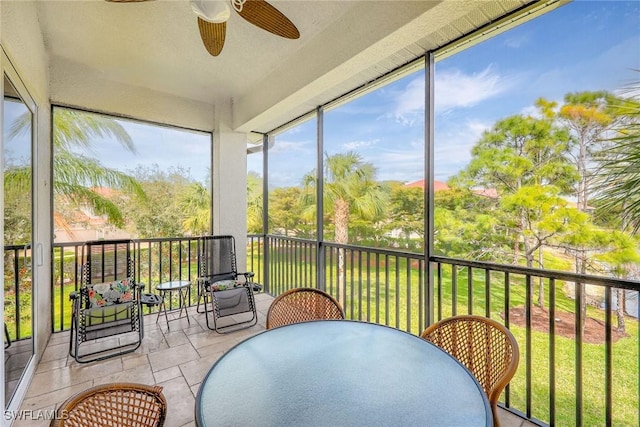 sunroom with ceiling fan