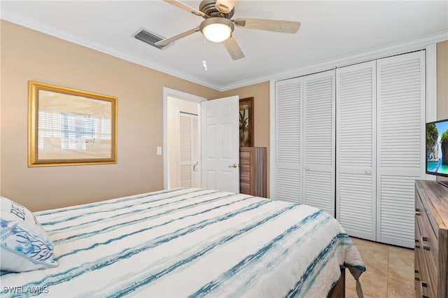 tiled bedroom featuring ceiling fan, ornamental molding, and a closet