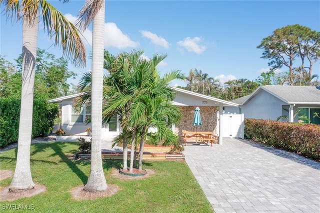 view of front of home featuring a front yard