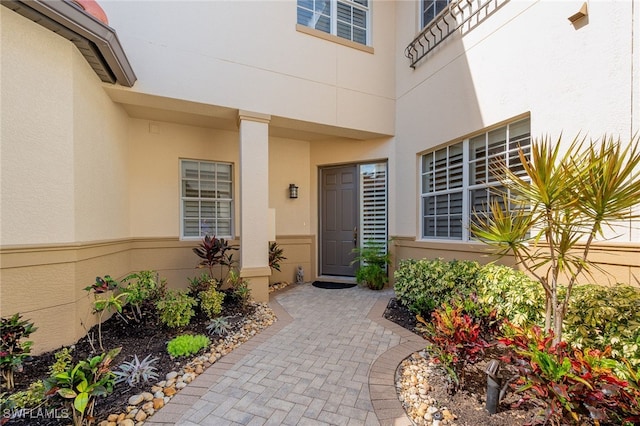 property entrance with stucco siding