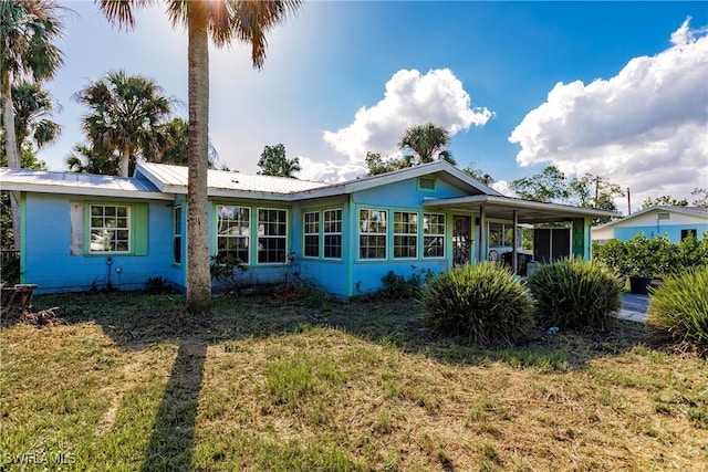 single story home featuring a front yard