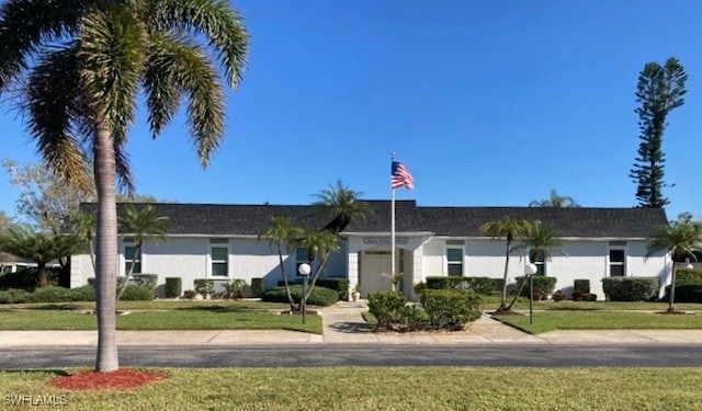 view of front facade with a front lawn