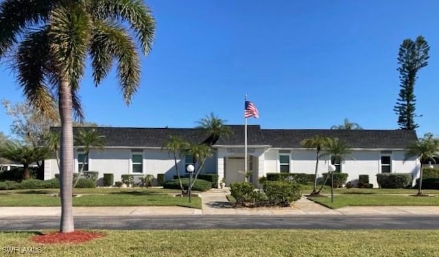 view of front facade featuring a front yard