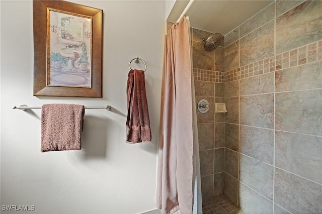 bathroom featuring a shower with shower curtain