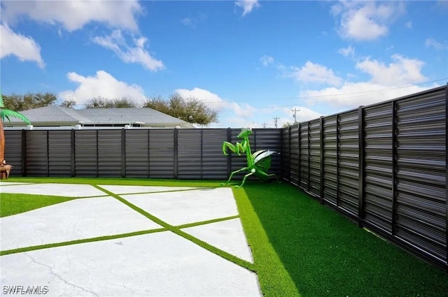 view of yard featuring a patio