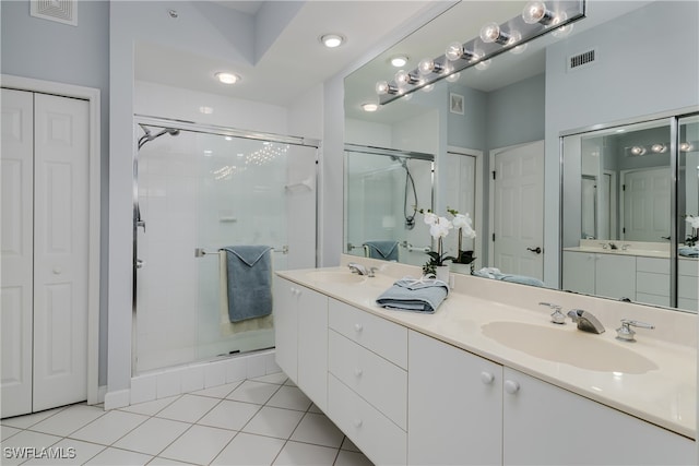 full bath featuring a sink, visible vents, and a closet