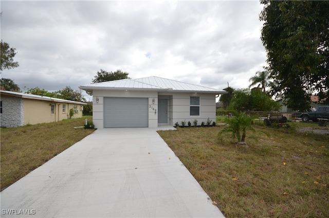 view of front of house featuring a front lawn and a garage